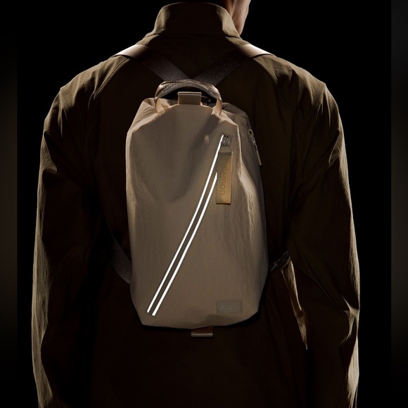 NWT Lululemon Fast Track Bag 2.0 9L - light ivory main image 10